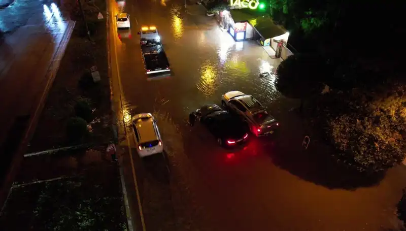Adana’da Sağanak Yağışlar Hayatı Olumsuz Etkiledi: Cadde ve Yollar Sular Altında Kaldı
