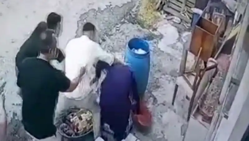 Başakşehir’de Baba ve Oğul, Bidon Yüzünden Kadını Darbetti!