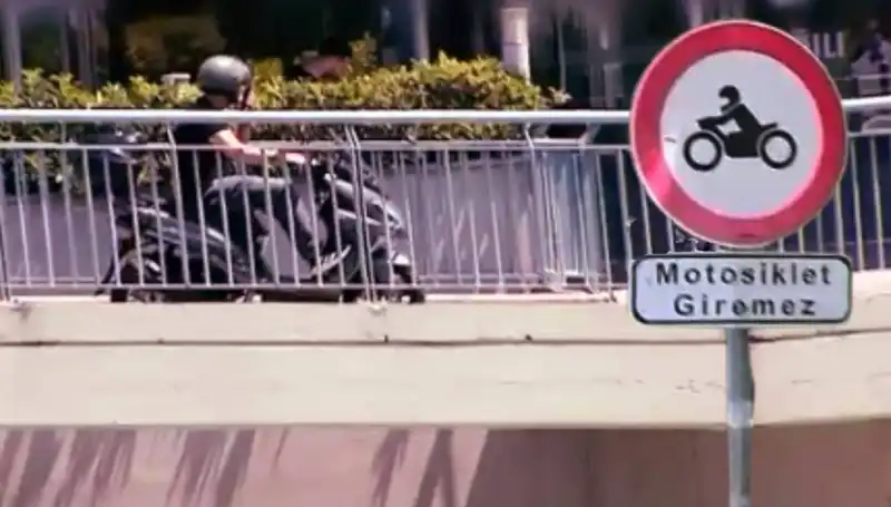 Üst Geçitler Motokuryelerin Etkisi Altında: Şehirde Yeni Bir Sorun
