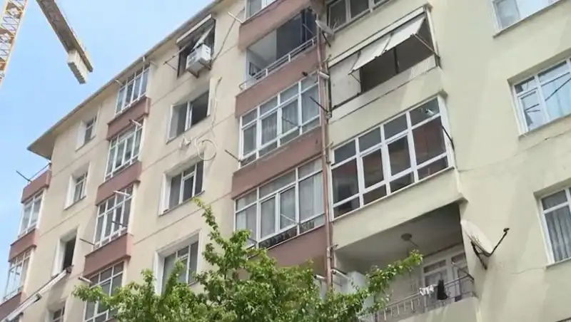İstanbul'daki Kolon Patlaması: 96 Dairelik Site Tahliye Edildi