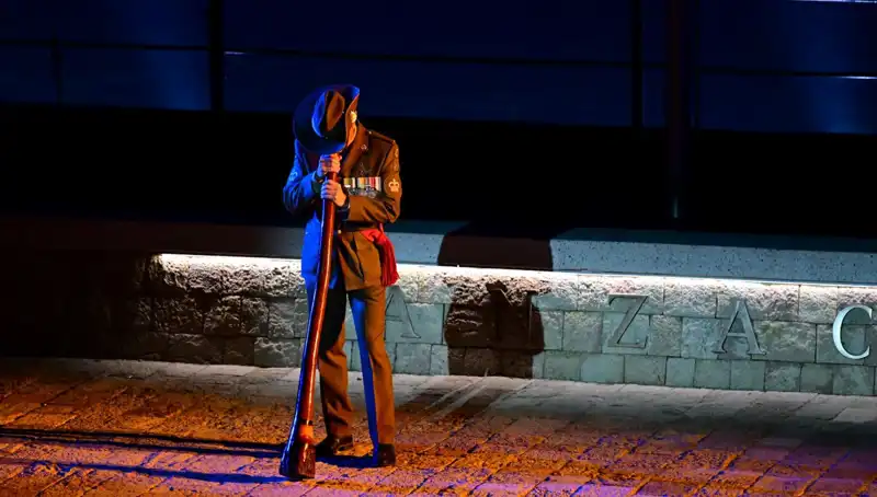 Anzak Koyu'nda Duygusal "Şafak Ayini": Anzakları Anma Töreni Gerçekleşti