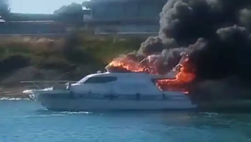 Çeşme Marinada Bir Motoryat Korkutan Yangın: Neler Yaşandı?