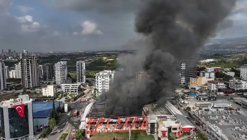 Mersin'deki Fabrika Yangınında TOMA ile Zorlu Müdahale