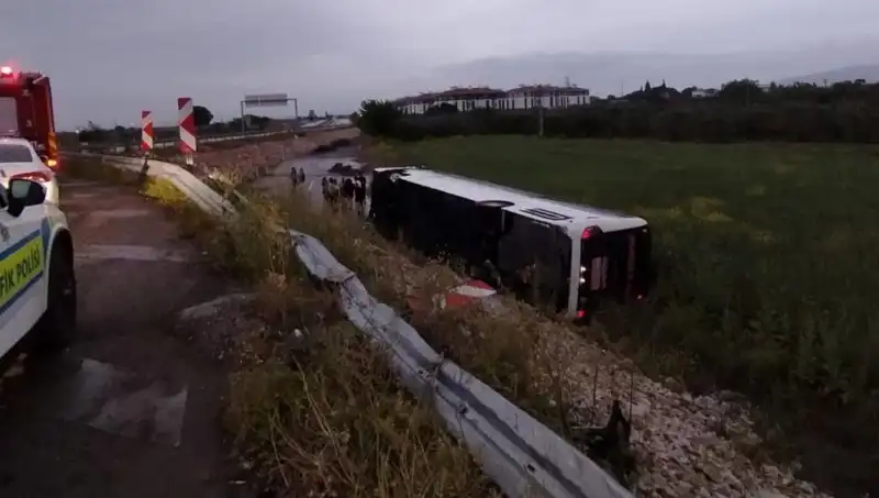 Manisa'da Yolcu Otobüsü Kazası: Çok Sayıda Yaralı ve Korkutan Anlar