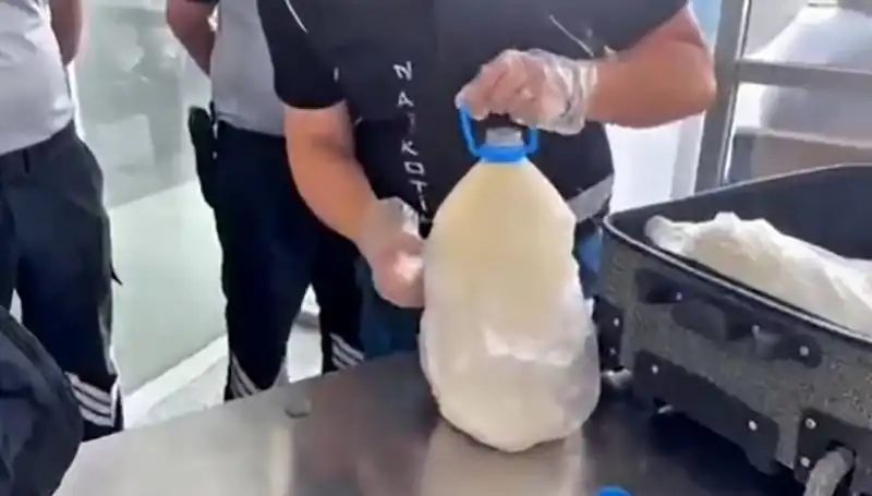 Havalimanında Şaşırtan Ele Geçirme: 12 Kilo 800 Gram Süt Şişesi İçinde