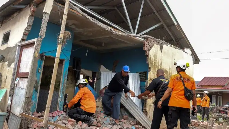 Endonezya'da 5,7 Büyüklüğünde Deprem: Yıkıcı Etkiler ve Kurtarma Çalışmaları