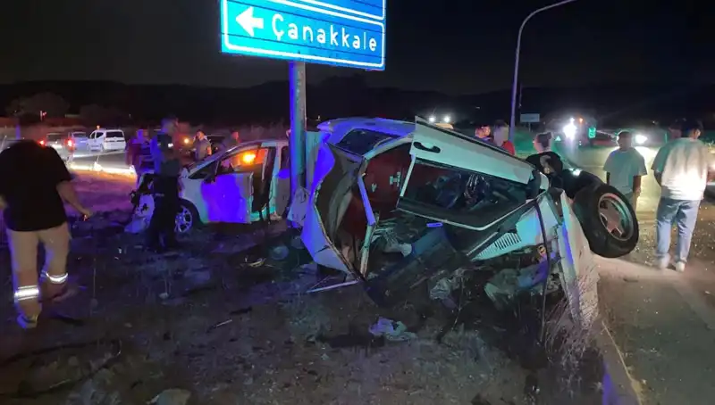 Çanakkale'de Feci Trafik Kazası: İki Araç Çarpıştı, Yaralılar Hastaneye Sevk Edildi