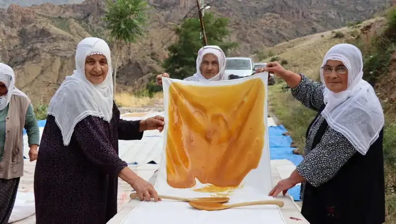 Yaz Aylarında Geleneksel Unlu Köy Lezzeti: Güneş Altında Kurutulan Sağlıklı Atıştırmalık