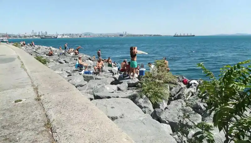 İstanbul'da Beklenen Sıcak Hava, Plajları Fırtına Gibi Doldurdu