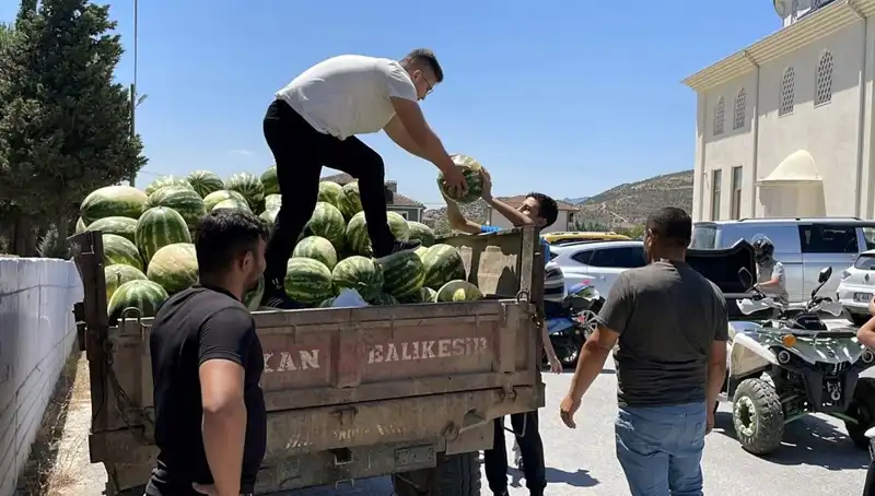 Karpuz Sevgisi: Yüzlerce Kilo Karpuzu Ücretsiz Dağıtan Girişimci