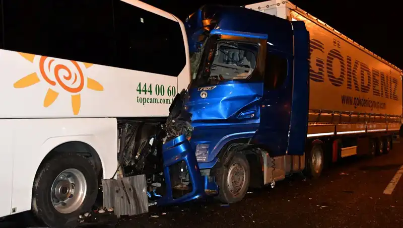 Tur Otobüsü Tırla Çarpıştı: 13 Kişi Hastaneye Kaldırıldı!