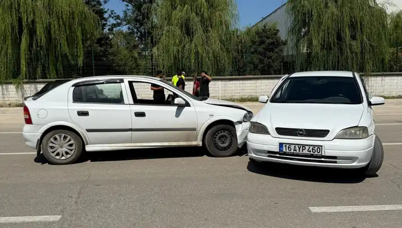 İki Otomobil Çarpıştı: Kaza Sonrası Yaralıların Sağlık Durumu Merak Ediliyor