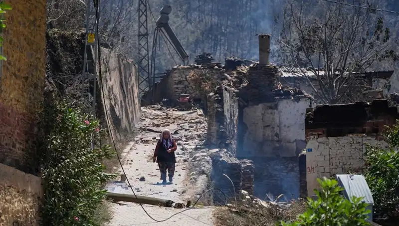 İzmir ve Bilecik'teki Yangınlar: 415 Bina Küle Döndü