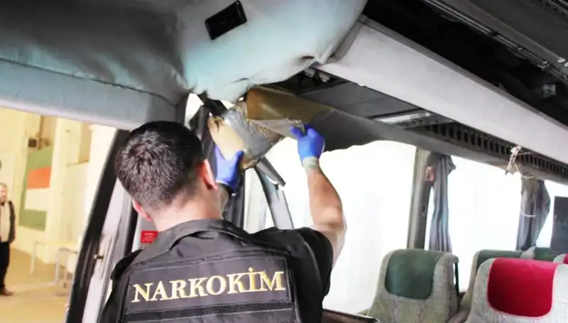 Sınırdaki Otobüs Operasyonu: 77 Kilo Uyuşturucu Ele Geçirildi