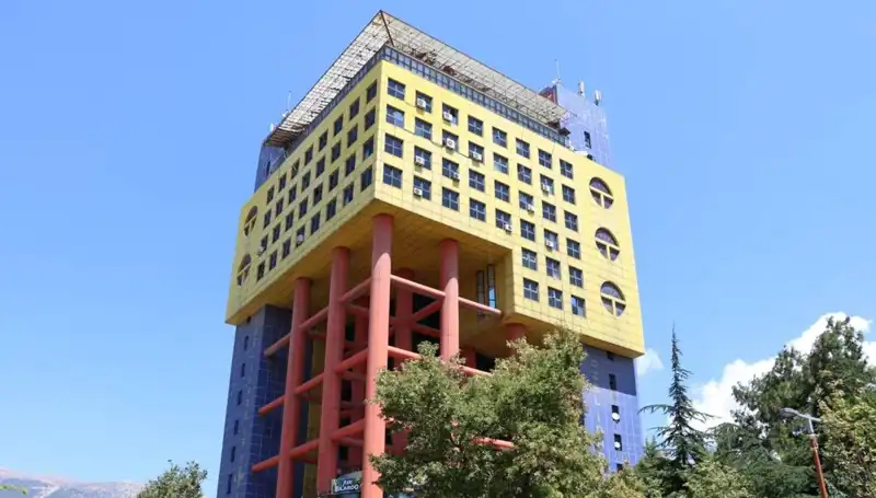 Dünyanın En Saçma Binası Gidiyor: Yeni Proje ile Şehre Yeni Bir Soluk Geliyor