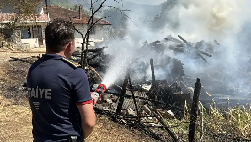 Evde Çıkan Yangın Ormana Sıçradı: Ekipler Zamanla Yarışıyor