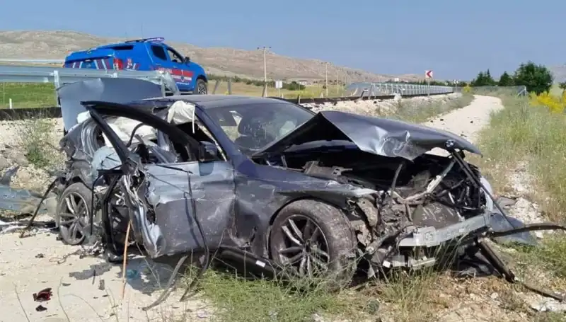 Sivas'ta İki Ayrı Trafik Kazasında 9 Kişi Yaralandı: Olayın Detayları