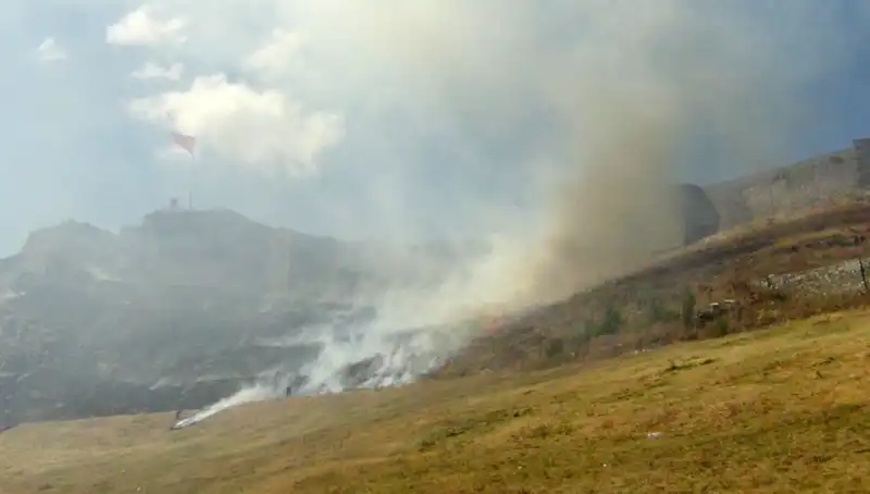 Kars Kalesi’nin Eteklerinde Sırasında Korkutan Anız Yangını Çıktı