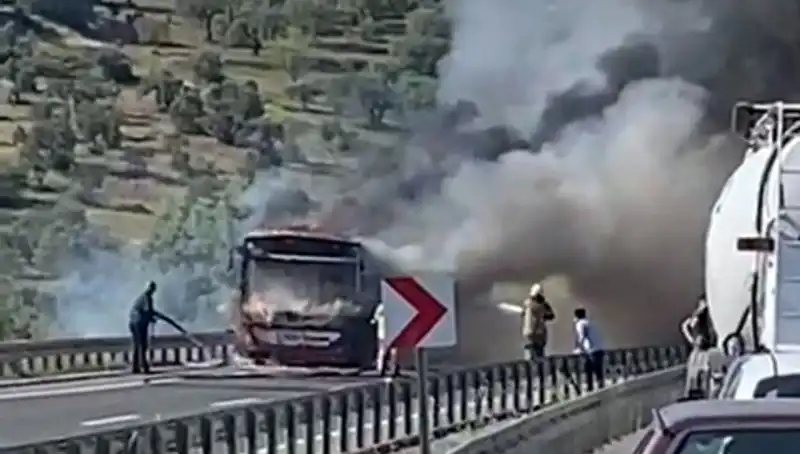 İzmir'de Belediyeye Ait Otobüs Yangını: Yolcular Güvenle Tahliye Edildi
