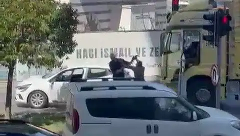 İstanbul Trafiğinde Çekiçli Dehşet: Araçların Frene Basamadığı Anlar