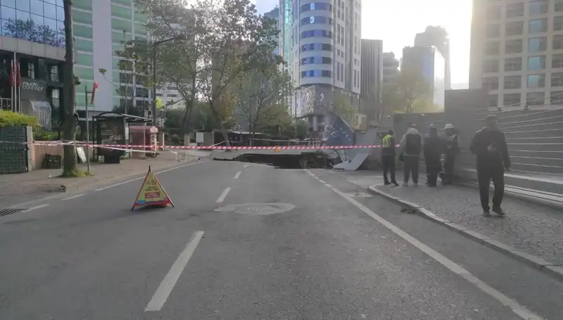 Sarıyer'de Ani Yol Çökmeleri Trafiği Kilitledi: Olayın Nedeni Ne?