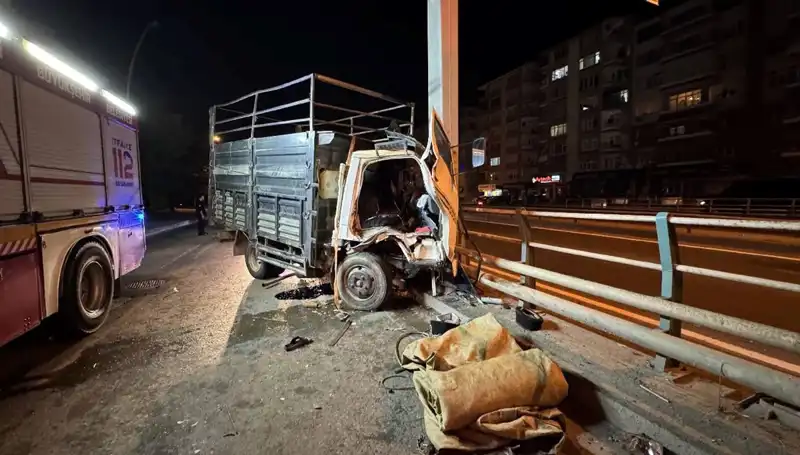 Kamyonet Tabelaya Çarptı, Sürücünün Durumu Ciddiyetini Koruyor