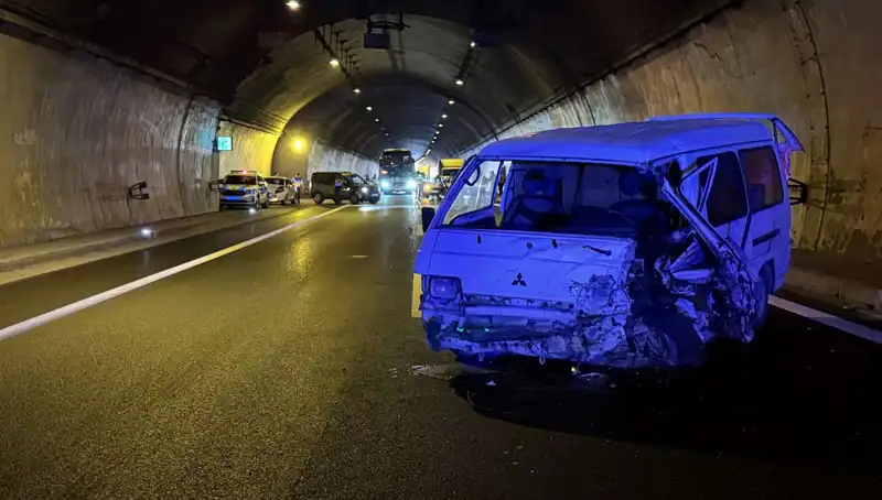 TEM Otoyolu'nda Zincirleme Kaza: Yaralılar ve Trafik Felç Oldu