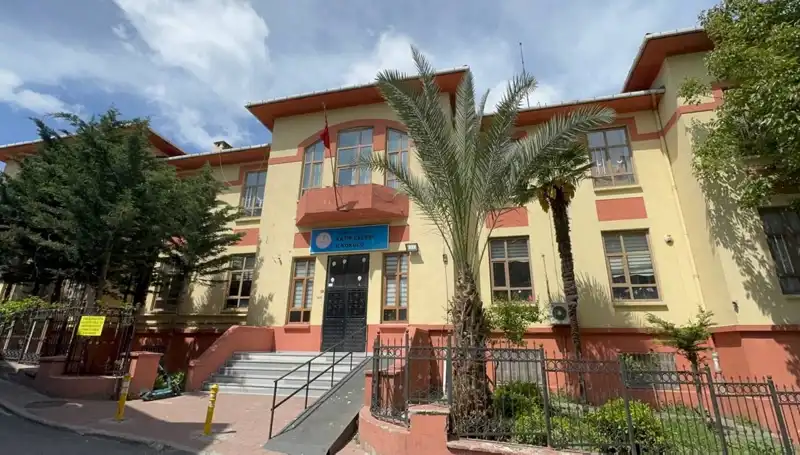 Depremde Hasar Gören Okullar Boşaltıldı: Öğrenciler Nerede Eğitim Alacak?