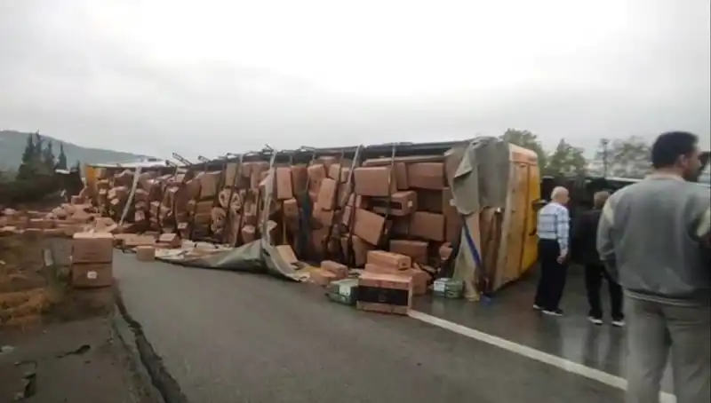 TEM Otoyolu’nda TIR Devrildi: Ankara Yolu Ulaşıma Kapatıldı
