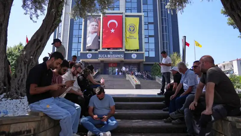 Ücretlerini Alamayan İşçilerden Cesur Eylem: Oturma Eylemi Düzenlendi!