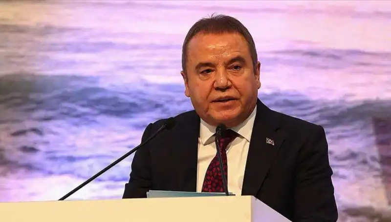 Antalya'nın Vizyoner Lideri Muhittin Böcek'in Hayatı ve Kariyeri