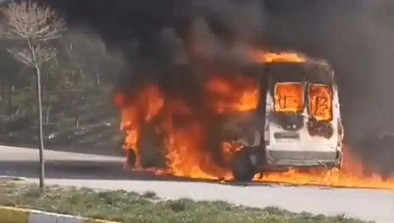 Havalimanı Servis Aracı Alev Alev Yandı, O Anlar Tüm Kamera Kayıtlarında