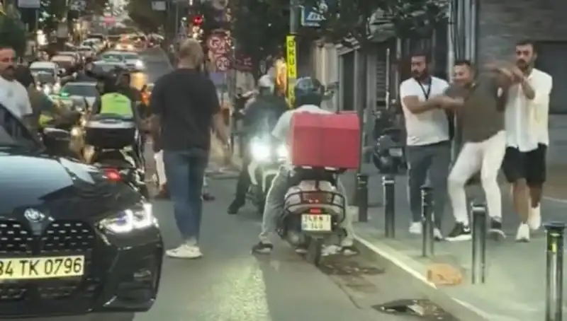 Nişantaşı'nda Küskün Sofyalar Arası Yol Verme Tartışması Göz Doldurdu
