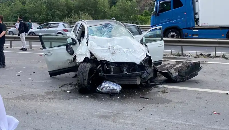 Betona Çarpan Araçta Şok Kaza: Üç Yaralı Hastaneye Kaldırıldı