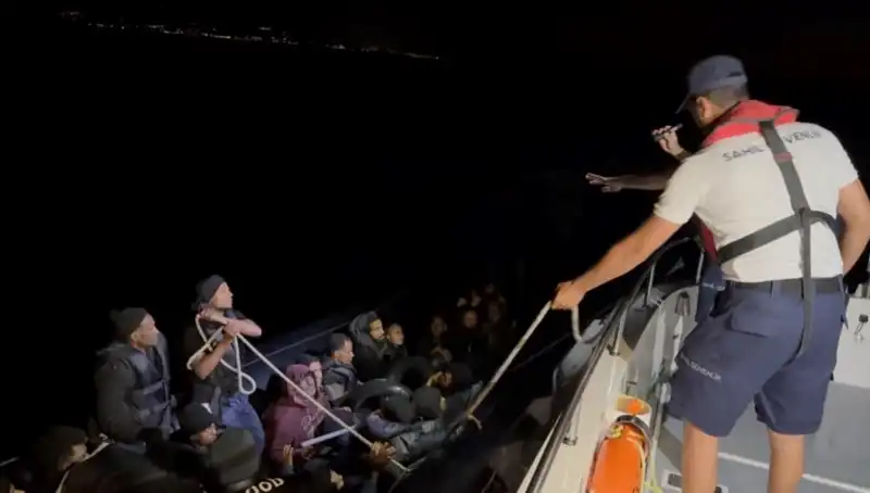 Çeşme Açıklarında Tehlikeli Yolculuk: 42 Kaçak Göçmen Kurtarıldı