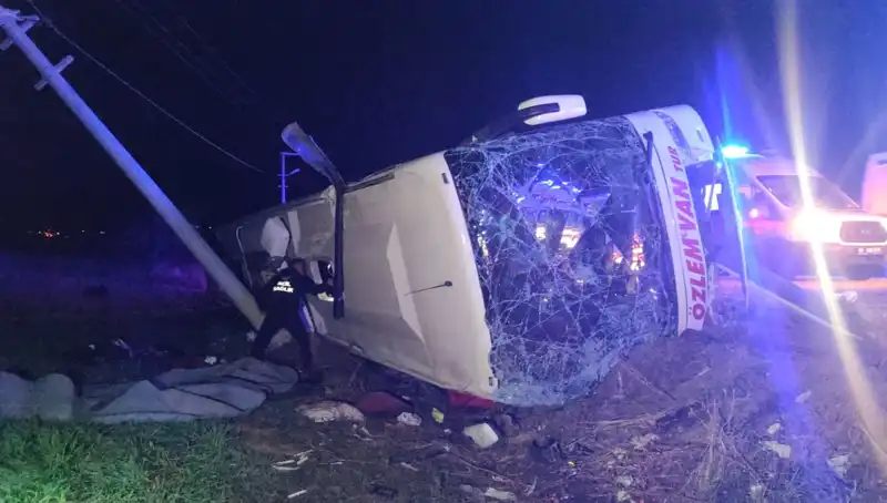Van'daki Yolcu Otobüsü Devrildi: 28 Kişi Yaralandı
