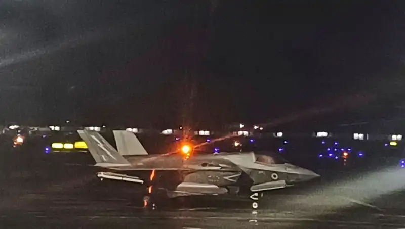 Hindistan'da Mahsur Kalan İngiliz Savaş Uçağı Nihayet Havalandı
