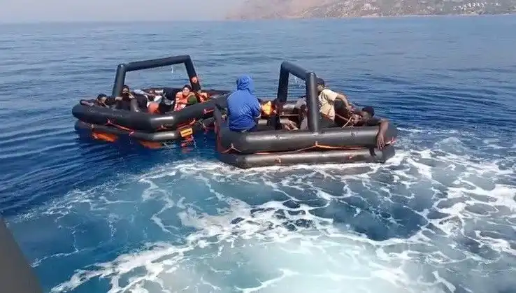Ayvacık'ta Kaçak Göçmenlere Kurtarma Operasyonu: 19 Hayat Kurtarıldı