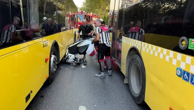 Motosiklet İETT Otobüslerinin Arasında Sıkıştı: Korku Dolu Anlar