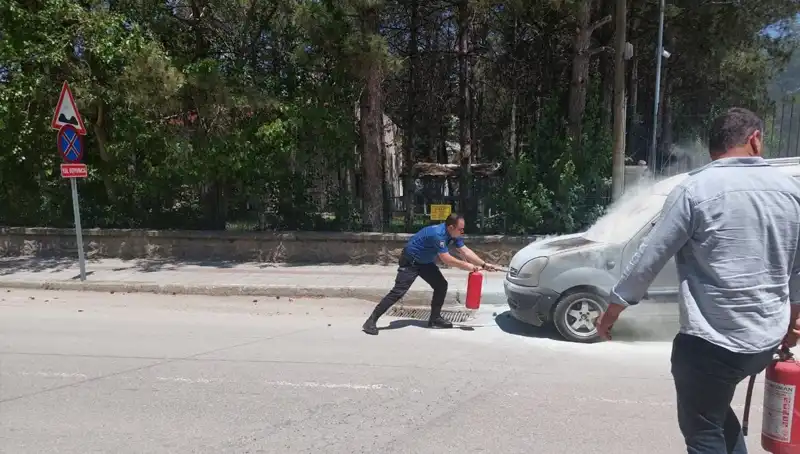 Emniyet Binasının Önünde Alev Alan Araç: Polis Hızla Müdahale Etti