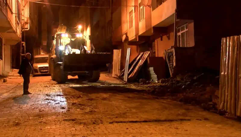 Bağcılar’da Yana Doğru Eğilen Bina Acil Durumla Boşaltıldı