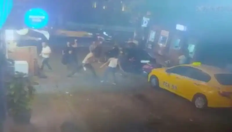Beyoğlu'nda Göz Göze Geldi Kavgada Kan Aktı, Olayın Ardındaki Detaylar Neler?