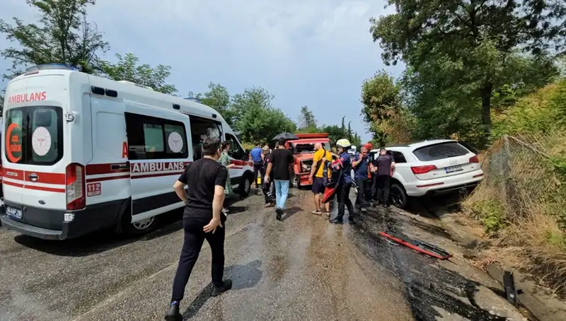 Sakarya'da Kamyonet ile Cip Çarpıştı: 5 Kişi Yaralandı