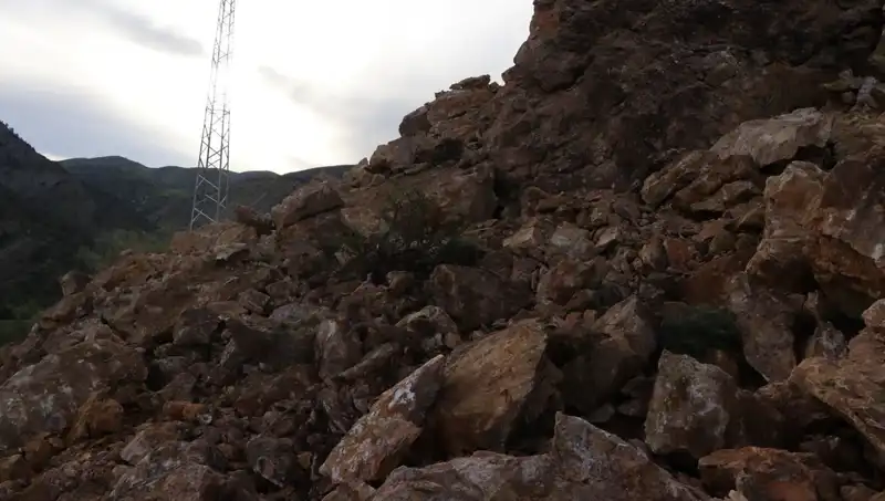 Erzurum'da Heyelan: Dev Kayalar Yolu Ulaşımı Engelledi