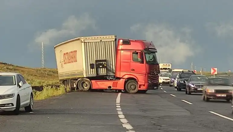 TIR Kaydı Krizi: Yolda Uzun Araç Kuyrukları Sırasında Ne Oluyor?