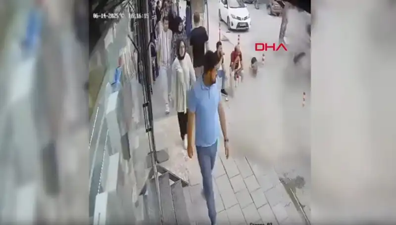 TIR Pastiği Patladı, Cadde Üzerindeki Vatandaşlar Şaşkınlıkla Yerinden Zıpladı!