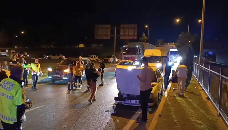 Otoyolda Mopedle Geri Dönüş Yapan Aile Kazada Yaralandı