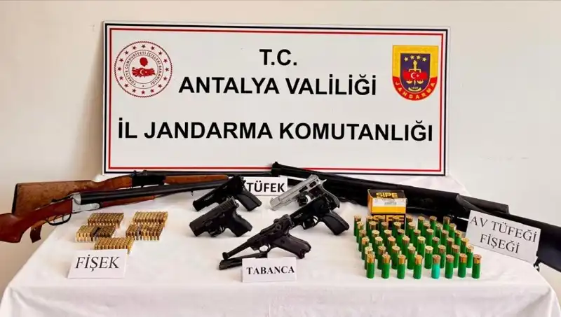 Antalya'da Ruhsatsız Silah Operasyonu: Çeşitli Silahlar Ele Geçirildi