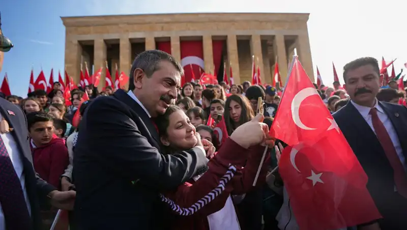 Bakan Tekin, Anıtkabir’de Geleceğin Teminatı Olan Çocuklarla Buluştu