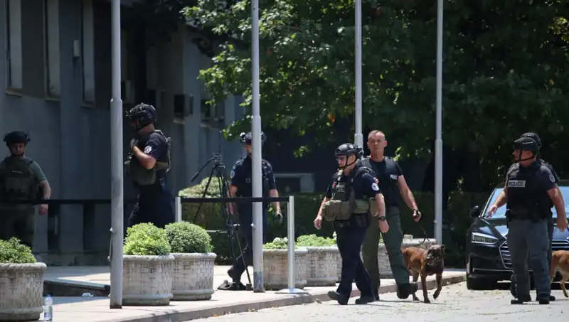 Kosova Meclisi'nde Şok Eden Bomba İhbarı: Olayın Perde Arkası